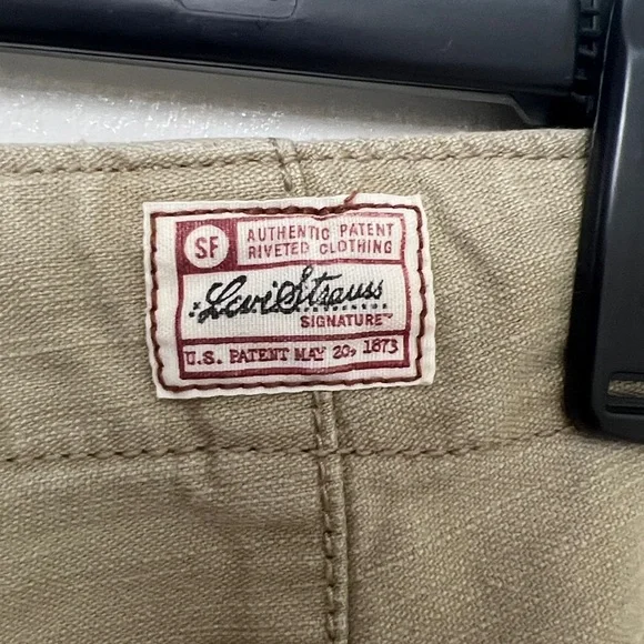 35. Levi Strauss Signature khaki cargo capri pants, Size Misses 4, 100% cotton - Picture 5 of 15